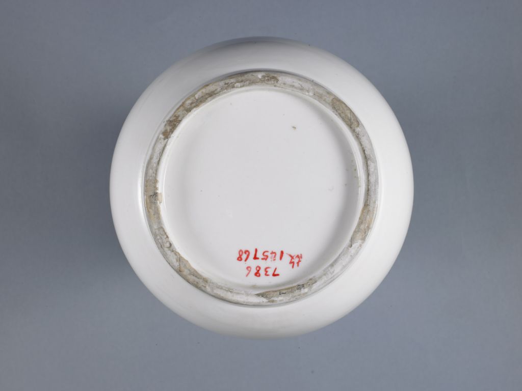 德化窑白釉象耳弦纹尊底部